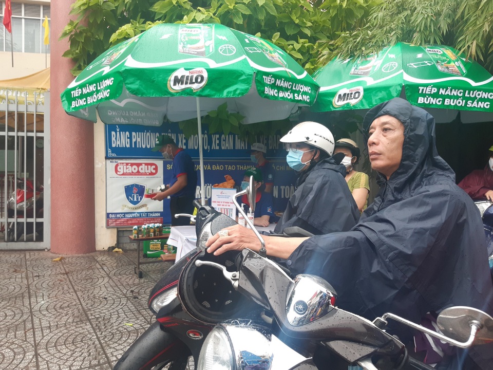 Phụ huynh Sài Gòn đội mưa chờ con thi xong môn Toán - 4 Phụ huynh Sài Gòn đội mưa chờ con thi xong môn Toán - 4