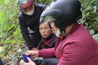 Mang ma túy đi buôn, vác dao chống trả cảnh sát khi bị vây bắt