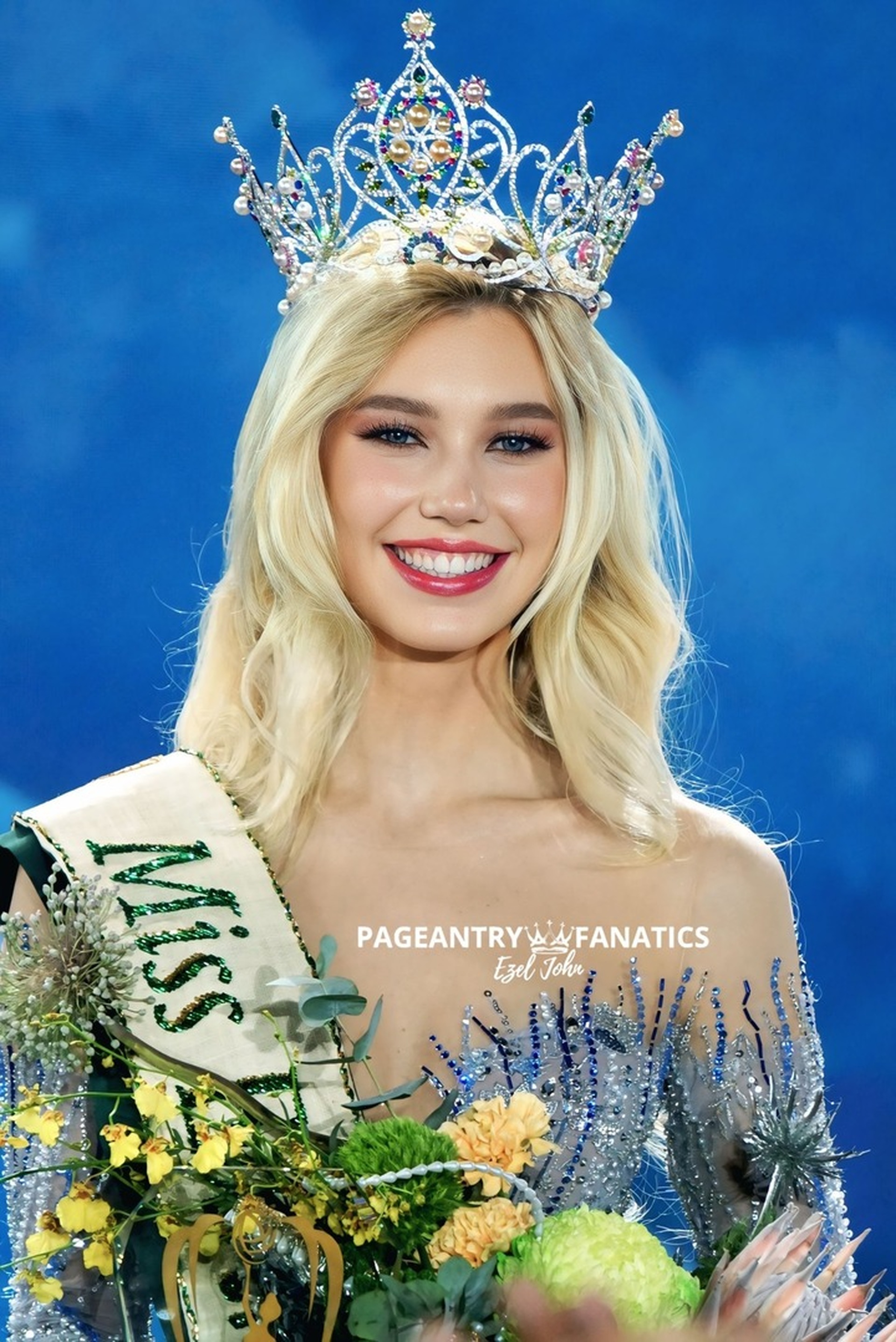 The sexy figure of the Sắc vóc gợi cảm của “búp bê tóc vàng” vừa đăng quang Hoa hậu Trái đất - 3