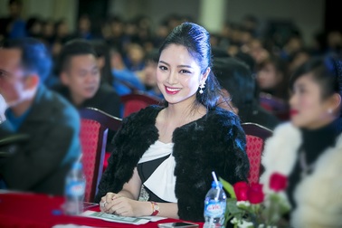 Hoa hậu Ngọc Anh rạng rỡ ở Thanh Hoá