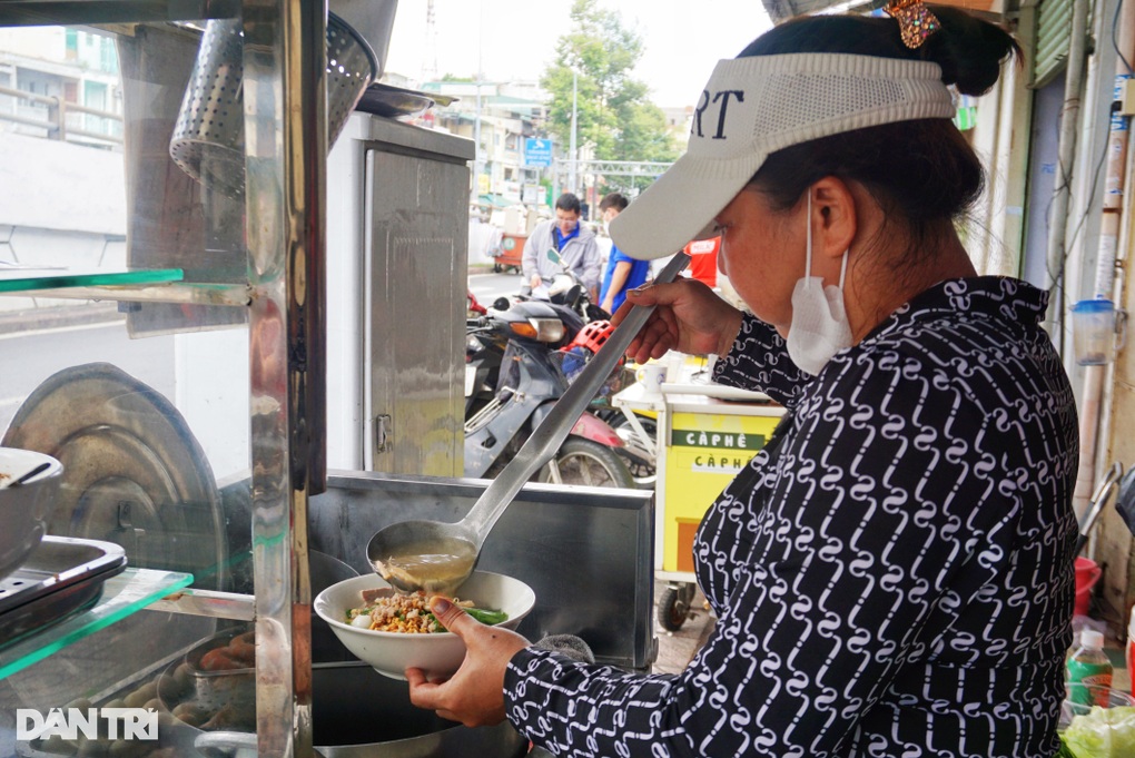 7 người ở nhà siêu nhỏ trung tâm TPHCM: Bếp giữa đường, chia ca sinh hoạt - 3 7 người ở nhà siêu nhỏ trung tâm TPHCM: Bếp giữa đường, chia ca sinh hoạt - 3