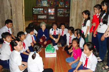 Cảm động tấm lòng những em nhỏ giúp đỡ người già neo đơn