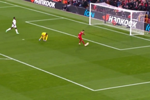 Ngôi sao Liverpool bỏ lỡ khó tin trước khung thành bỏ trống