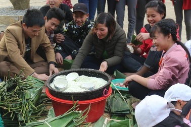 Thầy cô giáo góp tiền gói bánh chưng tặng học sinh nghèo ăn Tết
