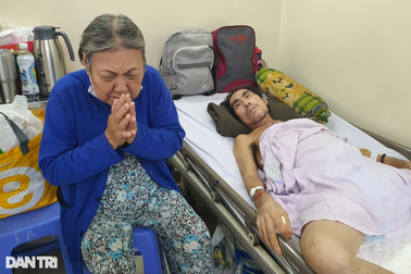 Mẹ già gượng bán vé số, bật khóc khẩn cầu: "Chỉ cần con được sống"