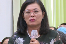 Giám đốc bệnh viện bật khóc vì lương bác sĩ khó sống ở TPHCM