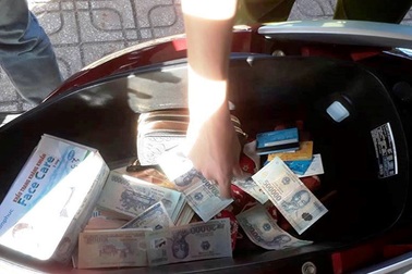 Để đồ trong cốp xe máy có an toàn?