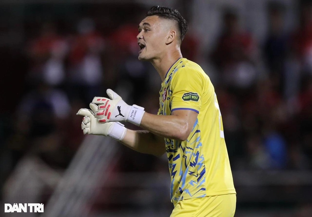 Thủ môn Patrik Lê Giang khoác áo CLB TPHCM - 1 Thủ môn Patrik Lê Giang khoác áo CLB TPHCM - 1