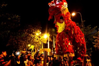 Đường phố kẹt cứng vì dòng người đi xem múa lân