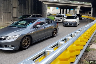 Malaysia triển khai lắp rào chắn đường dạng con lăn