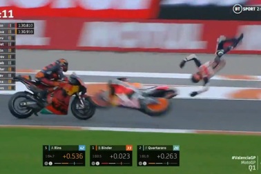 Tay đua moto thoát hiểm thần kỳ sau pha bay người lên không trung