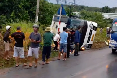 Hành khách gào khóc khi ô tô lật, nhiều người bị thương