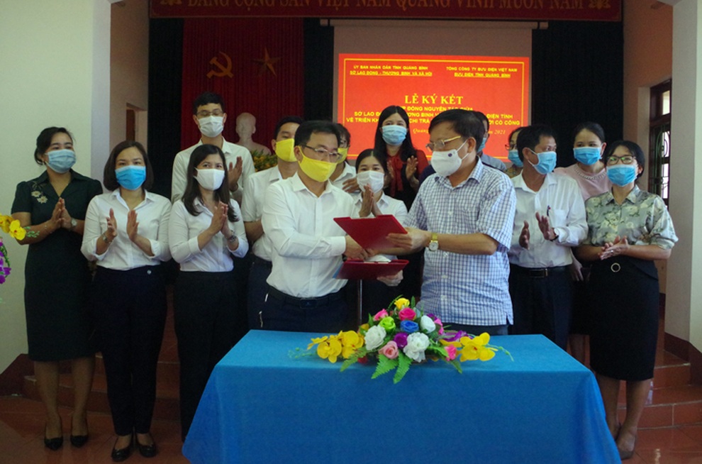 Quảng Bình thí điểm trả trợ cấp đối với người có công qua bưu điện - 1 Quảng Bình thí điểm trả trợ cấp đối với người có công qua bưu điện - 1