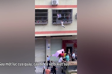 Ngẹt thở giải cứu bé trai Trung Quốc bị kẹt đầu vào song sắt cửa sổ