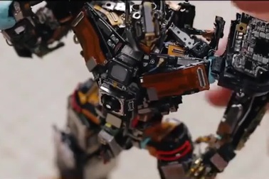 Biến linh kiện smartphone thành robot siêu đẹp mắt