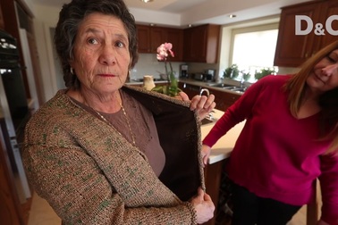 Chiếc áo độc đáo đan từ ni lông