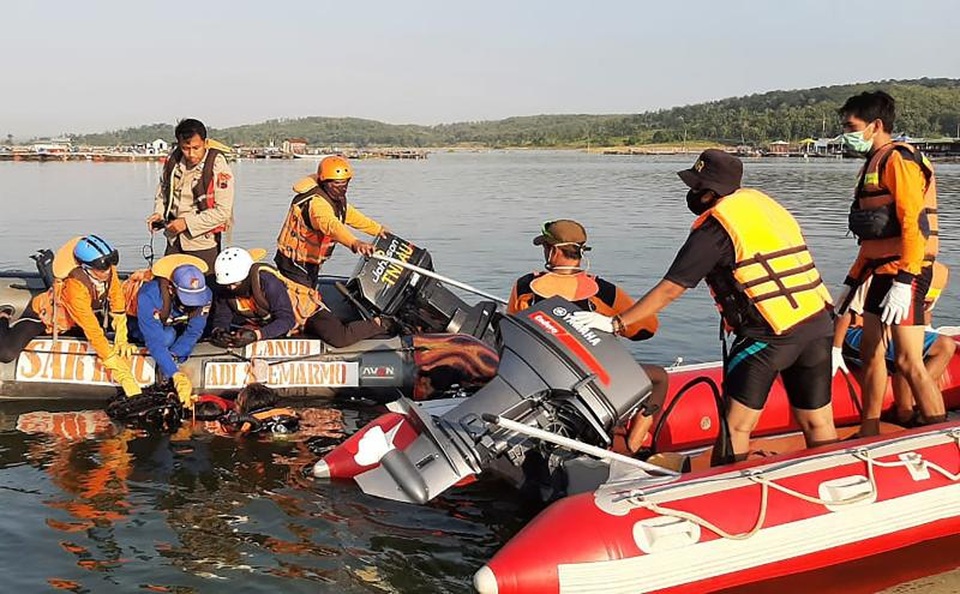 Indonesia: Lật thuyền thảm khốc vì hành khách ham chụp ảnh tự sướng - 1 Indonesia: Lật thuyền thảm khốc vì hành khách ham chụp ảnh tự sướng - 1