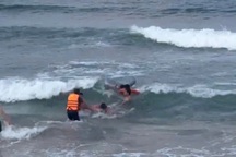 Gay cấn cuộc giải cứu bé trai 8 tuổi bị sóng cuốn khi đang chơi ở bờ biển