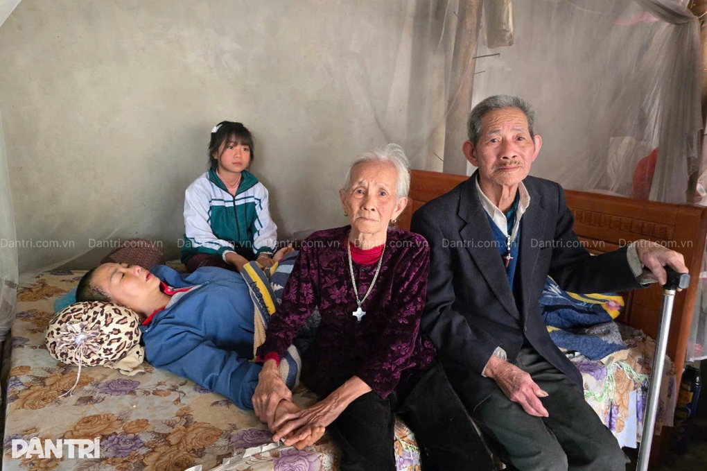 Bé gái lớp 5 bật khóc: Xin ông, bà, cô, bác cứu mẹ con! - 3 Bé gái lớp 5 bật khóc: Xin ông, bà, cô, bác cứu mẹ con! - 3