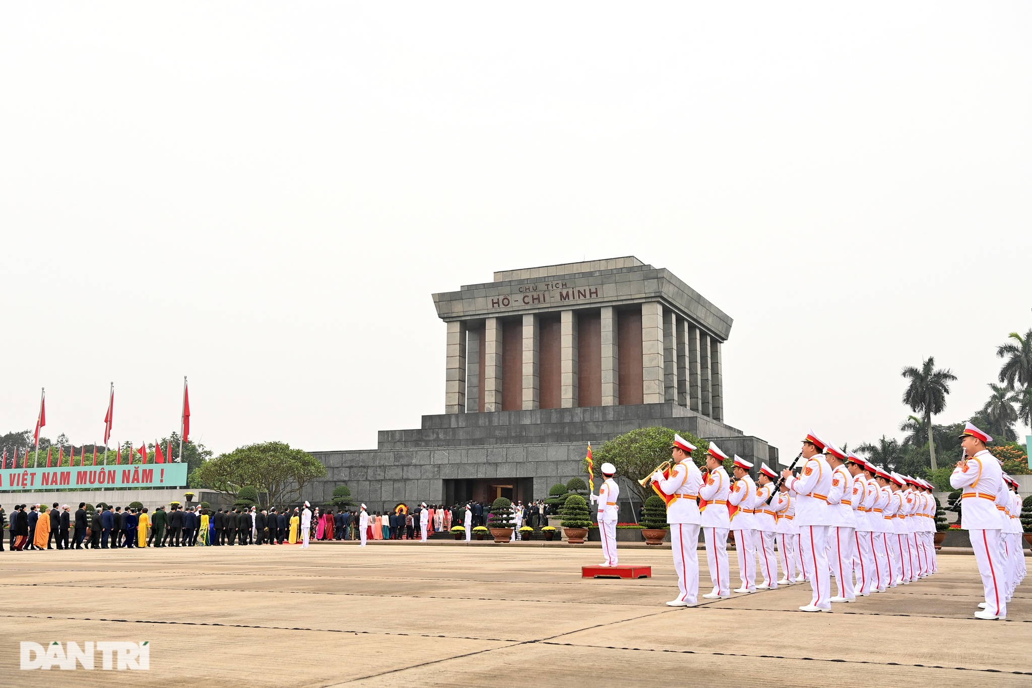 Đoàn đại biểu Quốc hội vào Lăng viếng Chủ tịch Hồ Chí Minh - 13 Đoàn đại biểu Quốc hội vào Lăng viếng Chủ tịch Hồ Chí Minh - 13