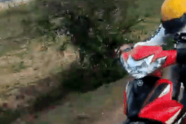 Thanh niên mới lớn buông cả 2 tay, nằm dài trên yên xe đang chạy tốc độ cao