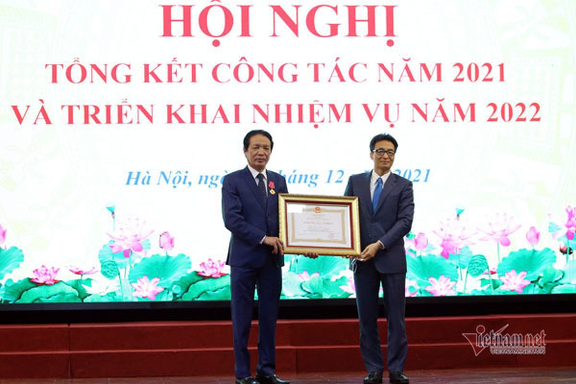 Nguyên Thứ trưởng Bộ TTTT Hoàng Vĩnh Bảo nhận HCLĐ hạng Nhất - 1 Nguyên Thứ trưởng Bộ TTTT Hoàng Vĩnh Bảo nhận HCLĐ hạng Nhất - 1