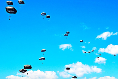 Mỹ đăng ảnh tập trận rầm rộ trên khắp châu Âu