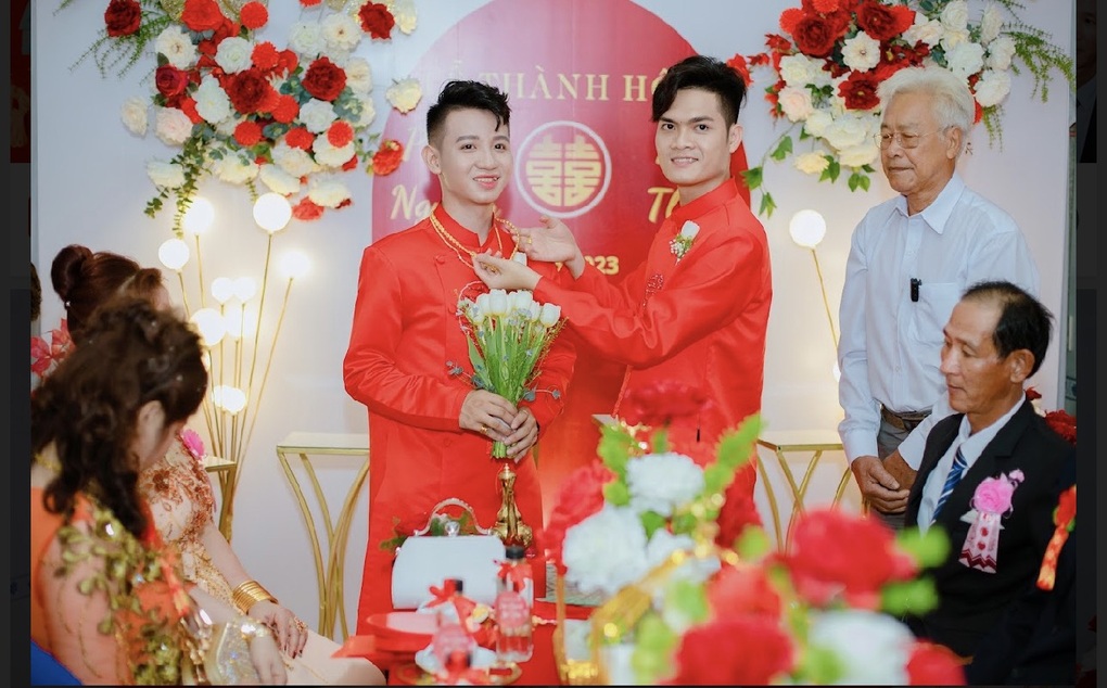 Đám cưới đồng tính: Cô dâu miền Tây khoe kim cương đầy tay - 2 Đám cưới đồng tính: Cô dâu miền Tây khoe kim cương đầy tay - 2