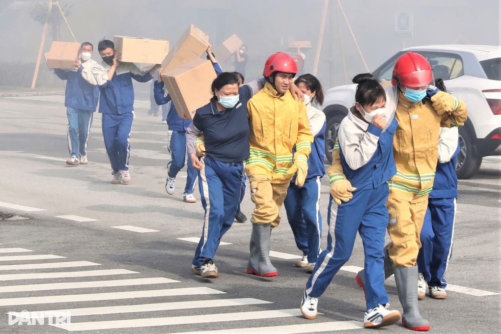 Ninh Bình: 400 người chữa đám cháy giả định tại nhà máy sản xuất ô tô - 2 Ninh Bình: 400 người chữa đám cháy giả định tại nhà máy sản xuất ô tô - 2