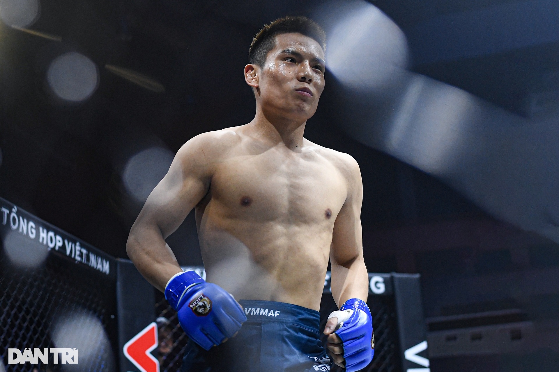 Khoảnh khắc Trần Quang Lộc hạ knock-out Lý Tiểu Long sau cú đấm liên hoàn - 3 Khoảnh khắc Trần Quang Lộc hạ knock-out Lý Tiểu Long sau cú đấm liên hoàn - 3