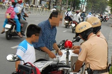 Mượn xe của người thân có bị phạt lỗi xe không chính chủ?