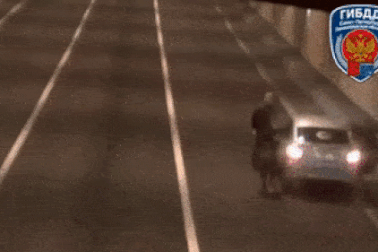 Nhóm thanh niên suýt mất mạng vì dừng xe giữa đường hầm để chụp ảnh tự sướng