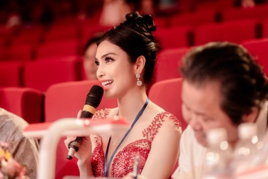 MC Kim Huyền Sâm quyến rũ ở hàng ghế giám khảo