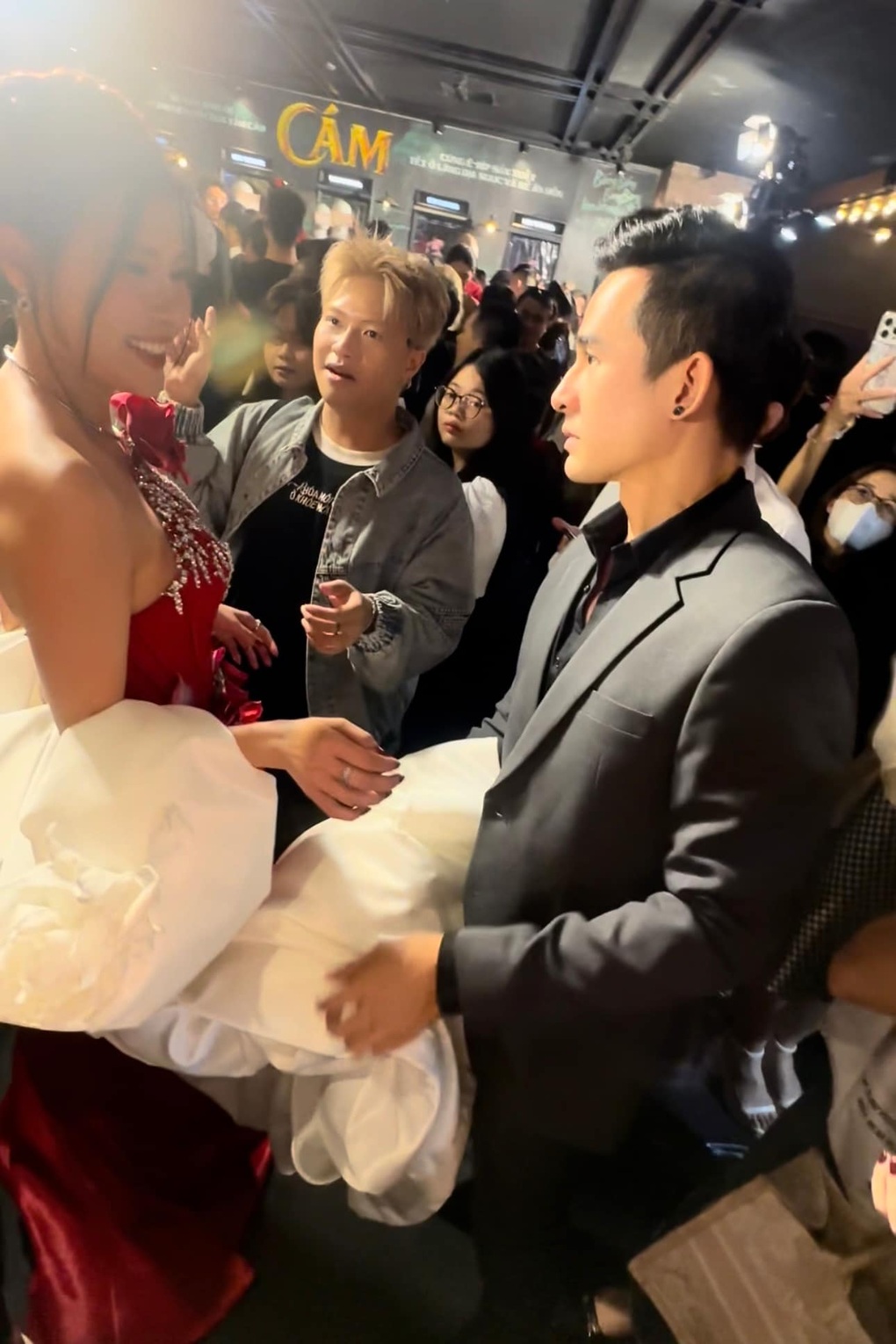 Thúy Diễm được Lương Thế Thành chỉnh váy trên thảm đỏ phim Cám - 3 Thúy Diễm được Lương Thế Thành chỉnh váy trên thảm đỏ phim Cám - 3
