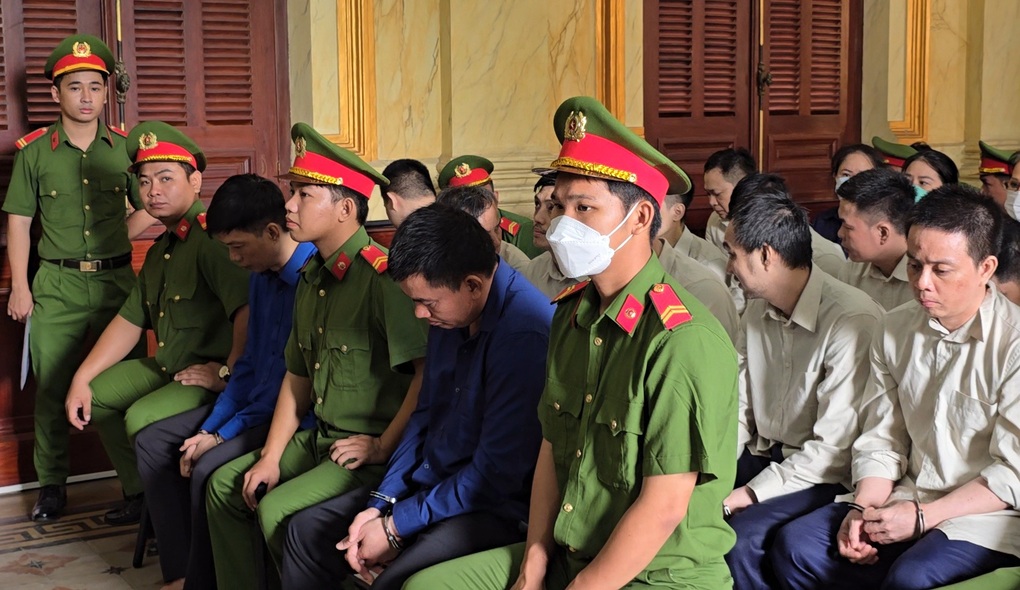 Vụ buôn lậu 6 tấn vàng: Làm thuê 2 tháng được hưởng lợi gần 14 tỷ đồng - 1 Vụ buôn lậu 6 tấn vàng: Làm thuê 2 tháng được hưởng lợi gần 14 tỷ đồng - 1