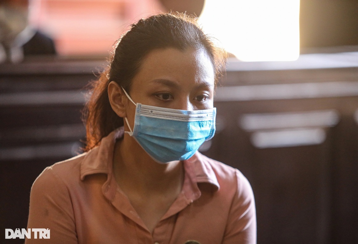 Vụ sát hại Quân xa lộ: Người thân đu hàng rào tòa án nhìn mặt 12 bị cáo - 11 Vụ sát hại Quân xa lộ: Người thân đu hàng rào tòa án nhìn mặt 12 bị cáo - 11