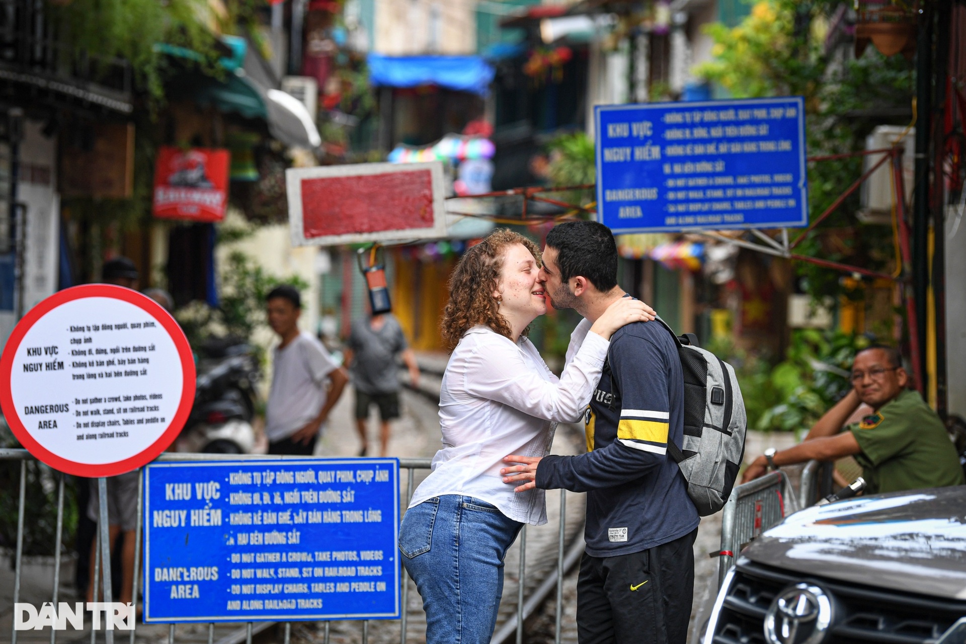 Phố cà phê đường tàu Hà Nội: Cấm điểm này, du khách tràn sang điểm khác - 7 Phố cà phê đường tàu Hà Nội: Cấm điểm này, du khách tràn sang điểm khác - 7