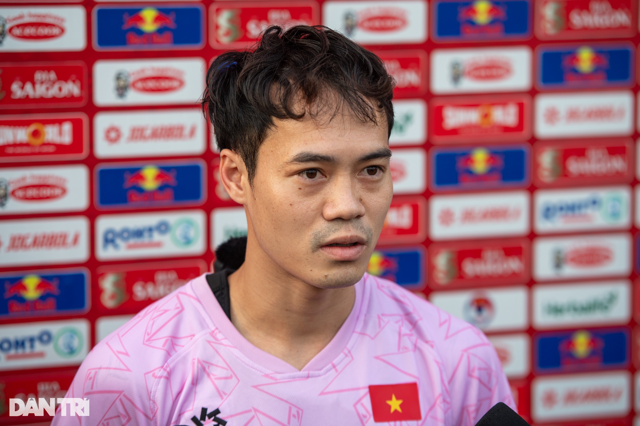 View - HLV Kim Sang Sik vui vẻ chơi "bóng ma" cùng tuyển thủ Việt Nam | Báo Dân trí