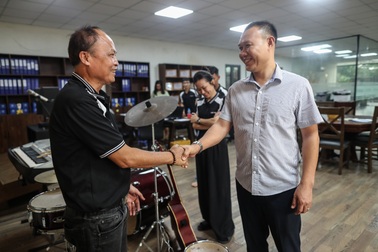 Doanh nghiệp đón tận nhà, tặng tiền tới tấp để công nhân đi làm lại sau Tết