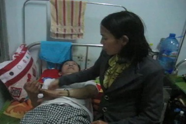 Clip cô Nhung chăm sóc chồng tại bệnh viện