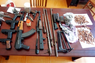 Từ 2 vỏ đạn trên đường, tóm được hai đối tượng bán súng quân dụng qua mạng