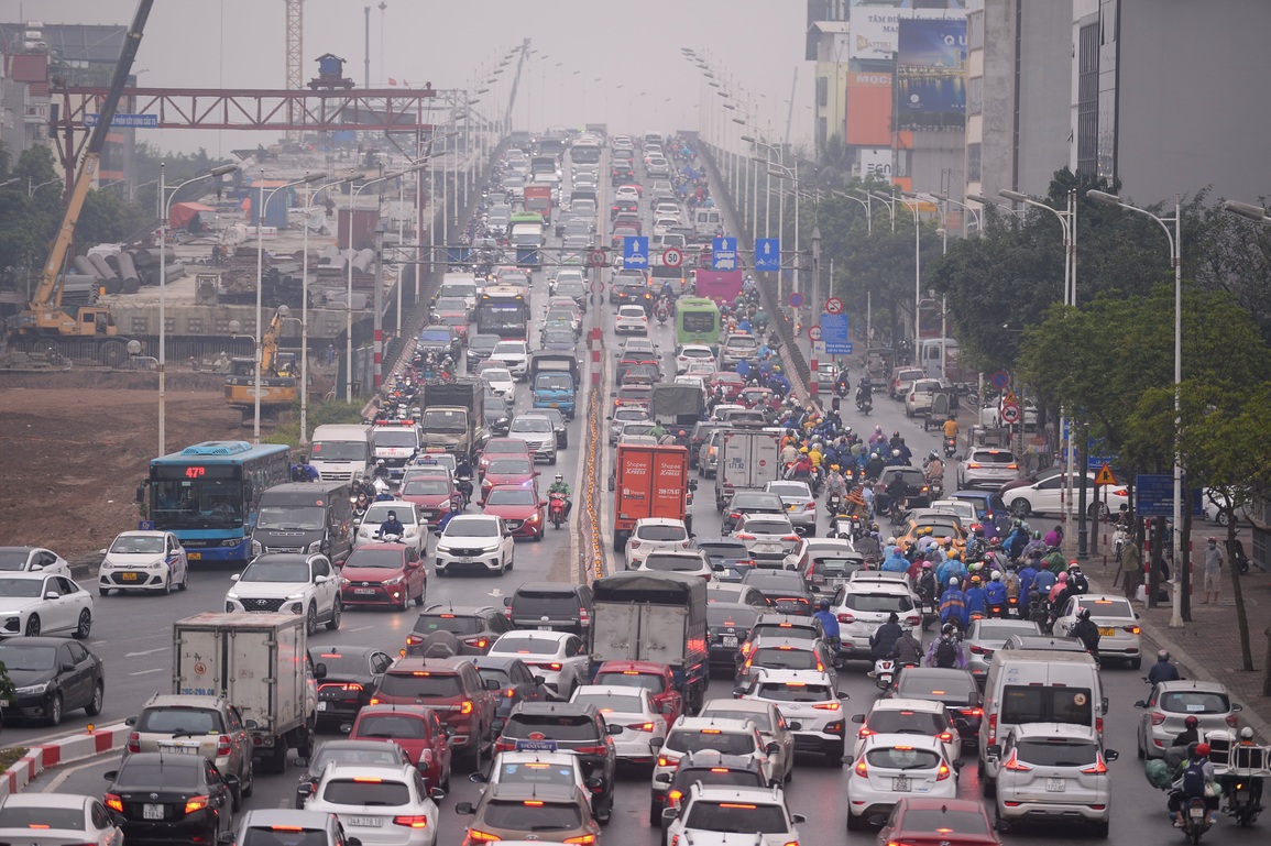 Dòng người chen chúc ở các cửa ngõ trở lại thủ đô sau kỳ nghỉ lễ - 2 Dòng người chen chúc ở các cửa ngõ trở lại thủ đô sau kỳ nghỉ lễ - 2