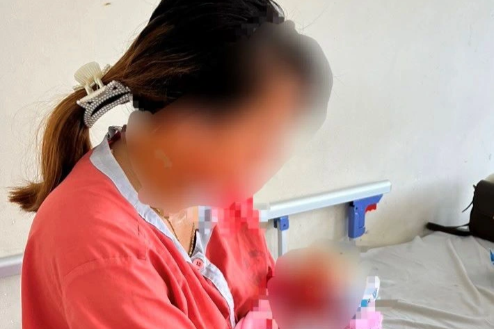 មូលហេតុស្ត្រីបន្លំខ្លួនជាគ្រូពេទ្យ ហើយចាប់ក្មេងស្រីទើបនឹងកើតនៅមន្ទីរពេទ្យ - 1 Lý do người phụ nữ giả bác sĩ, bắt cóc bé gái sơ sinh ở bệnh viện - 1