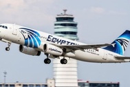 Khói bốc lên từ buồng lái máy bay EgyptAir mất tích