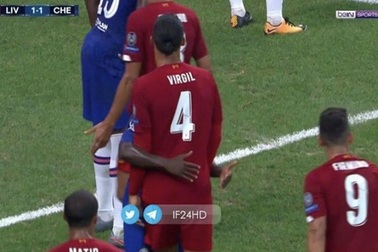 Hài hước với cảnh Kante ngăn cản “người khổng lồ” Van Dijk