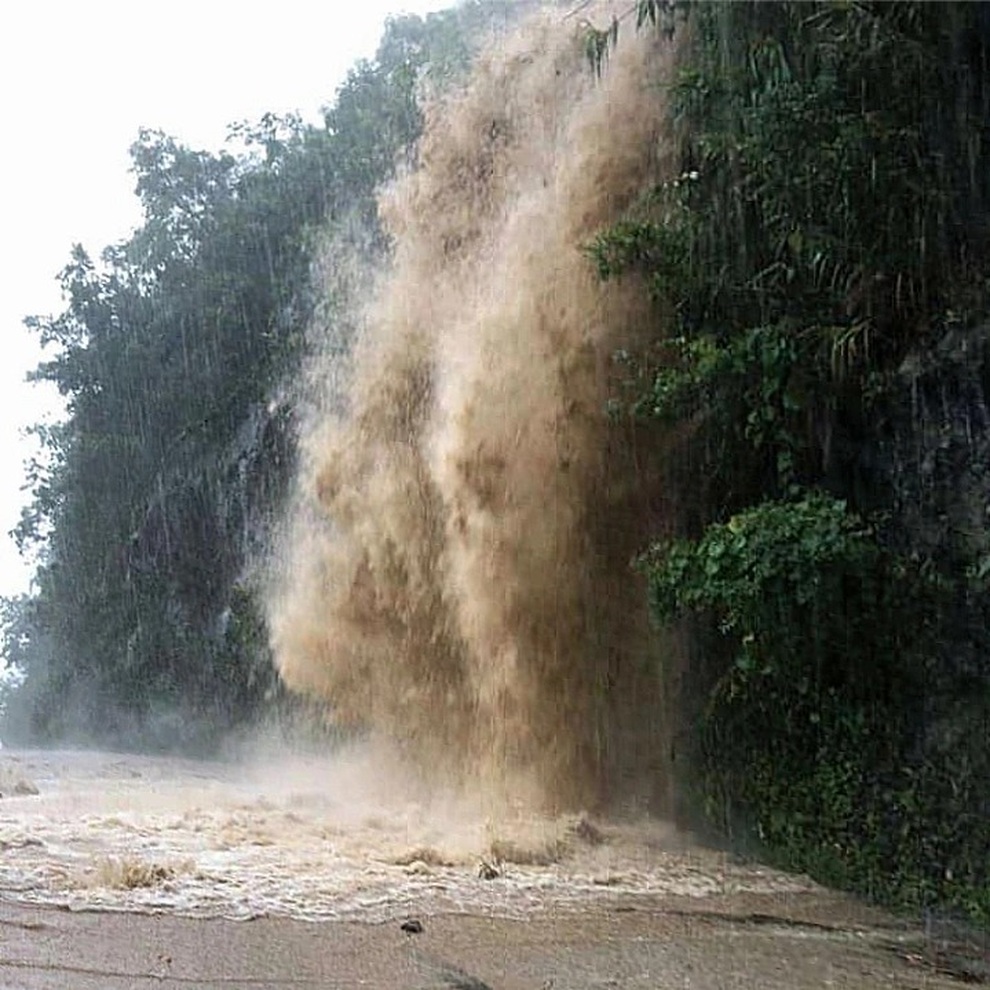 Lạnh người với dòng thác bất ngờ xuất hiện, đe dọa người đi đường - 2 Lạnh người với dòng thác bất ngờ xuất hiện, đe dọa người đi đường - 2