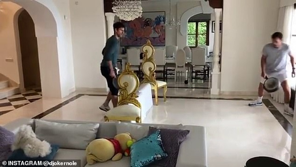 Hài hước trận đấu tennis bằng chảo rán của Djokovic tại nhà riêng - 2 Hài hước trận đấu tennis bằng chảo rán của Djokovic tại nhà riêng - 2