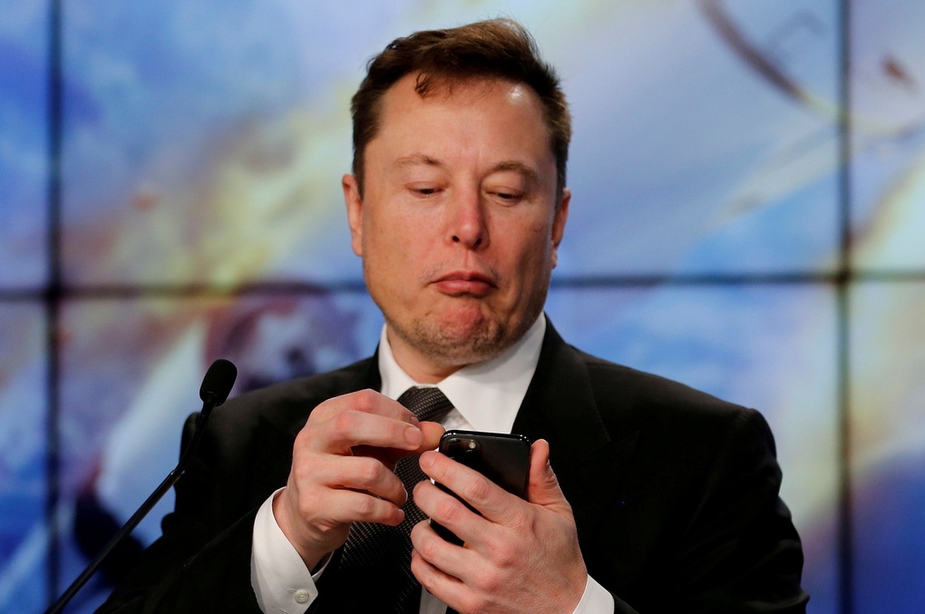 Elon Musk có thói quen kiểm tra điện thoại ngay sau khi thức dậy vì sợ sẽ bỏ lỡ những thông báo quan trọng của công ty (Ảnh: RT). Elon Musk có thói quen kiểm tra điện thoại ngay sau khi thức dậy vì sợ sẽ bỏ lỡ những thông báo quan trọng của công ty (Ảnh: RT).