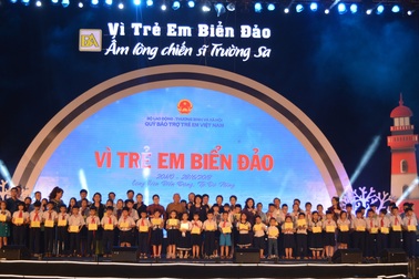 Trao học bổng đến con em cán bộ, chiến sĩ Trường Sa