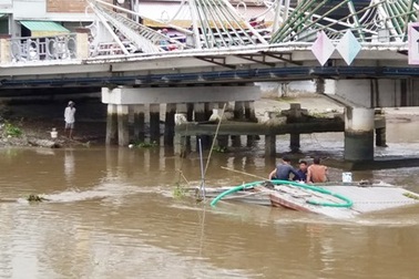 Loay hoay tìm phương án trục vớt xà lan bị chìm đã 1 tháng